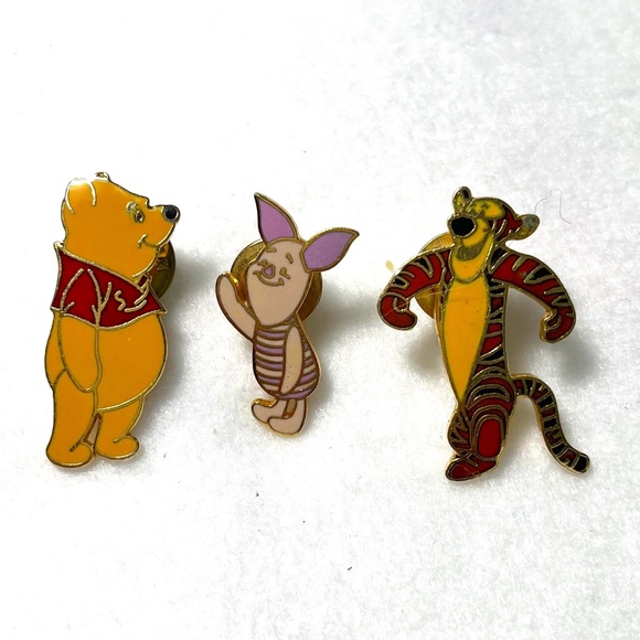 WINNIE THE POOH AND FRIENDS PIN BACK - Picture 1 of 3